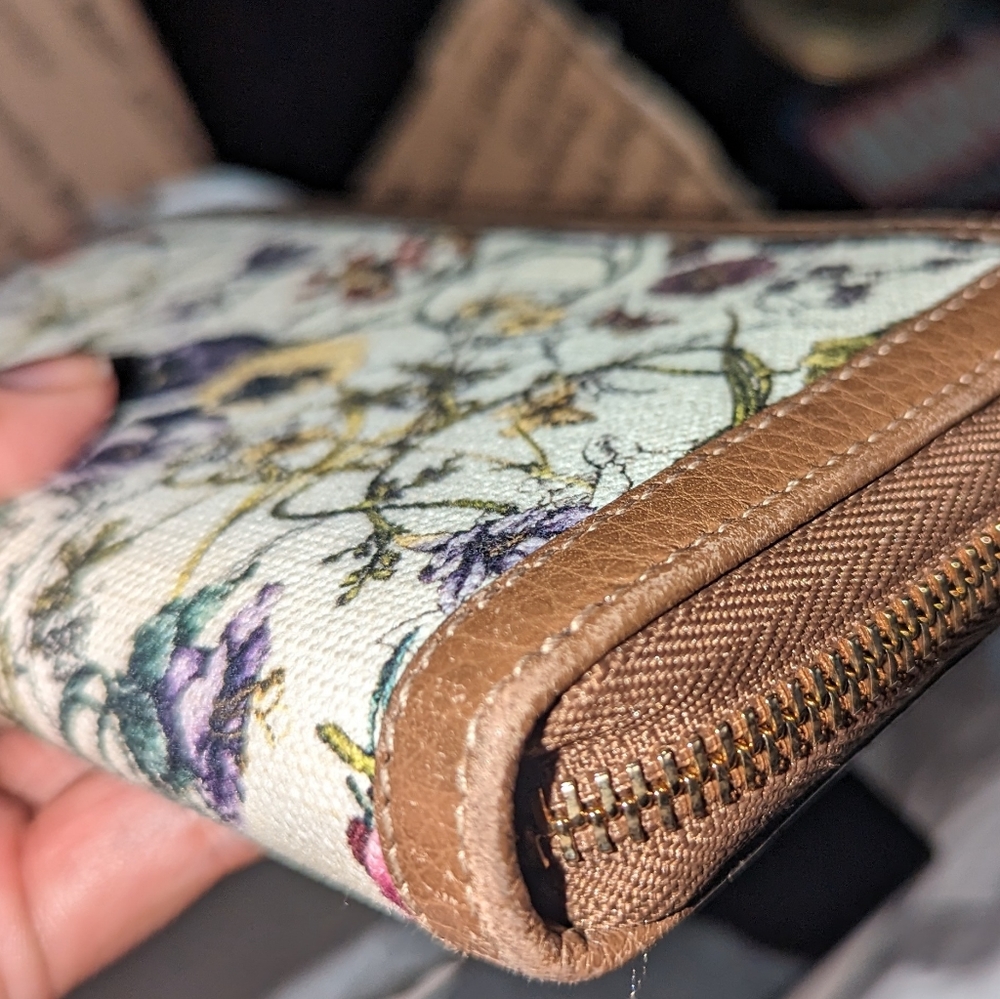 GUCCI floral print zip-around wallet w/bamboo accent - Picture 9 of 11